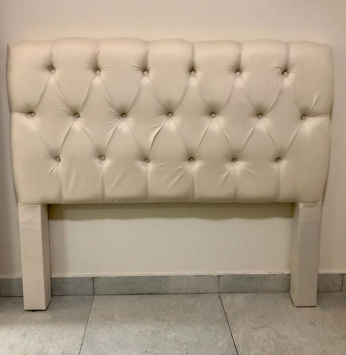 Cabeceira Solteirao Hera 110 Corino Branco SR Cabec — Veludo Suede - Bege