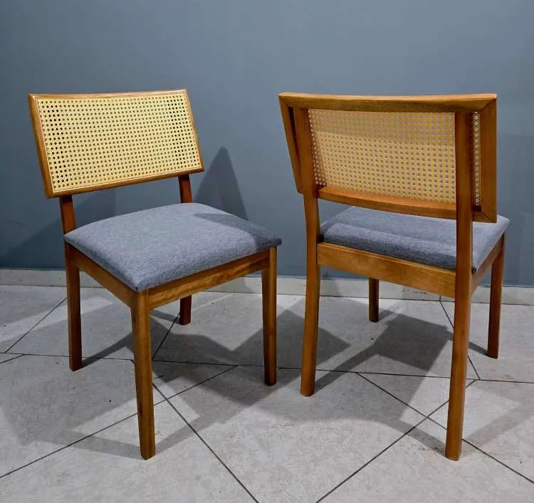 Kit com 2 Cadeiras Berlim Madeira Macica Canela.Linho Cinza Rattan Natural Sala Vip Decoracoes — Kit Cads Berlim - Canela/Linho Cinza