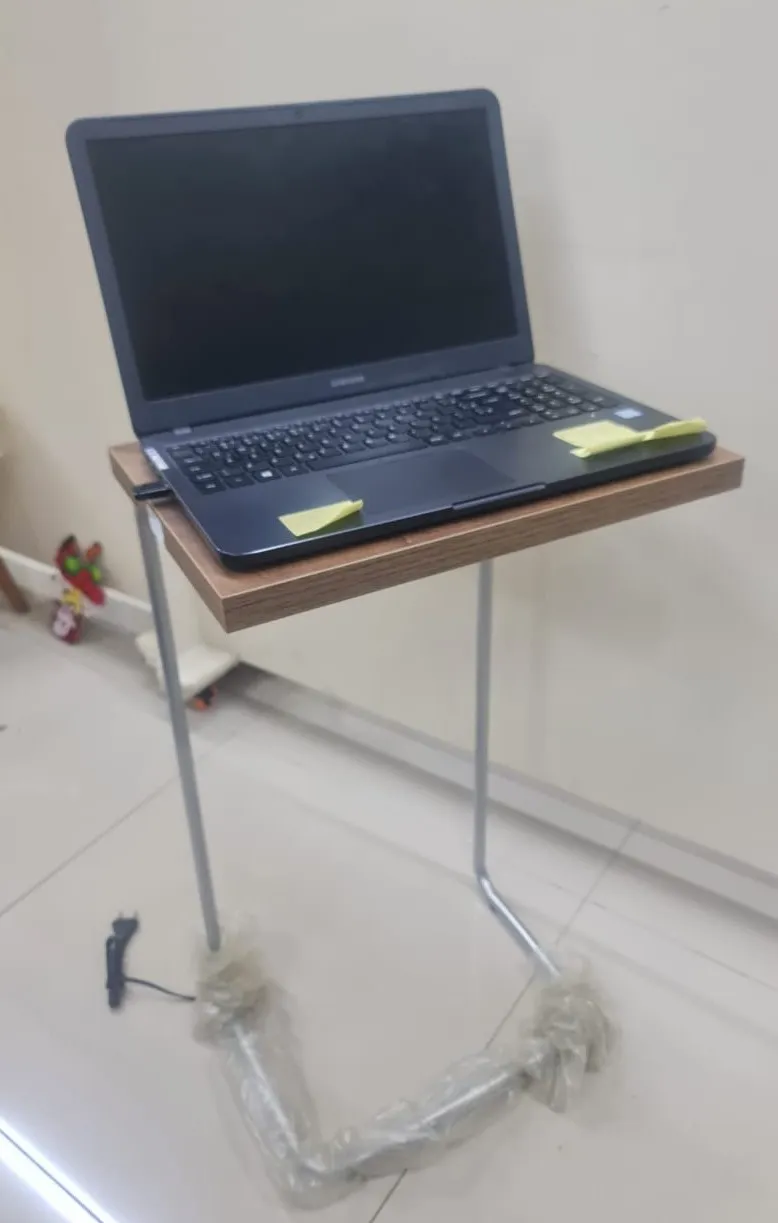 Mesa para Notebook Fiks com Tomada Dark Nova e Atual — Mesa para Notebook - Dark Texturizado